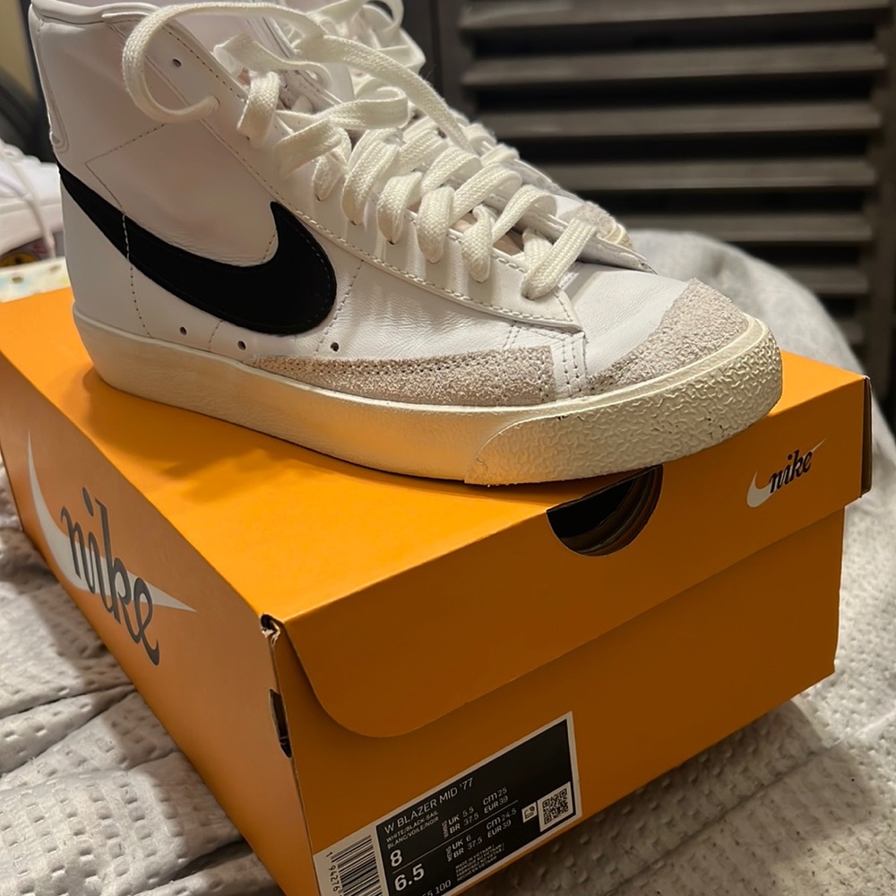 Nike Women’s Blazer Mid ‘77